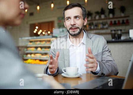 Porträt von reifer Geschäftsmann Geschäftsfrau Treffen mit Partner im Café Arbeiten diskutieren und gestikulierte aktiv Stockfoto