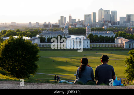 Paar ein Picknick auf dem Hügel im Greenwich Park, London und den Sonnenuntergang beobachten Stockfoto