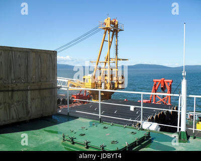 Das Deck legen Lastkahn. Rohre und heben Kräne auf dem Schiff. Ausrüstung für die Verlegung einer Pipeline auf dem Meeresboden. Stockfoto