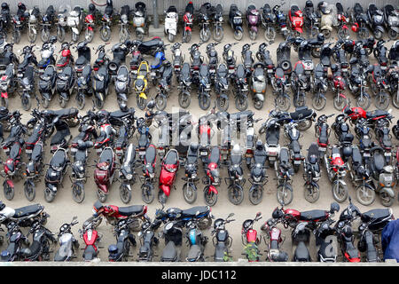 Draufsicht der zwei Wheeler Fahrzeuge parken in denen Motorräder und Roller in richtige Art und Weise in Reihen angeordnet Stockfoto