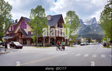 Führerschein verfügbar unter MaximImages.com - Stadtlandschaft mit Menschen in den Straßen von Canmore, Stadt in den Alberta Rockies, Bow Valley mit den Rocky Mountains Stockfoto