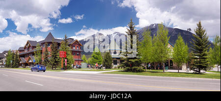 Panorama Frühling Straße Landschaft von Canmore, Stadt im Bow Valley of Alberta Rockies mit Bergen im Hintergrund. Canmore, Alberta, Kanada. 20 Stockfoto