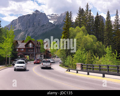 Rocky Mountains Blick von Canmore, Stadt in Alberta Rockies, Bow Valley. Canmore, Alberta, Kanada. Stockfoto