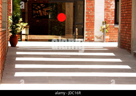 Architektonische Gebäude Säulen und Fenster Schatten, abstrakte Kunst Stockfoto