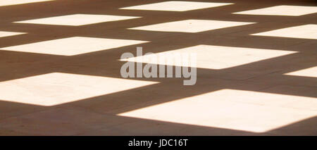 Architektonische Gebäude Säulen und Fenster Schatten, abstrakte Kunst Stockfoto