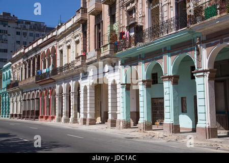 Gebäude entlang der Paseo del Prado, Centro Habana, Havana, Kuba Stockfoto