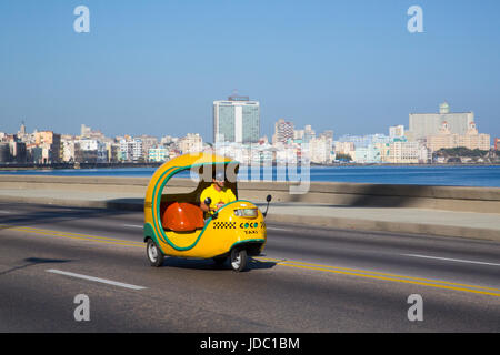 Coco-Taxi am Malecon, Centro Habana, Havana, Kuba Stockfoto