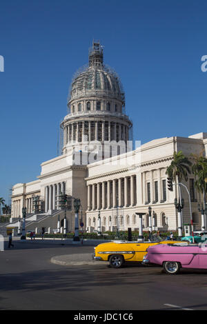 Oldtimer vor Capitol Building, Centro Habana, Havana, Kuba Stockfoto