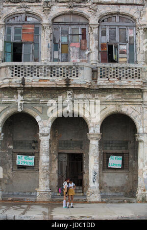 Koloniale Gebäude entlang des Malecon, Centro Habana, Havana, Kuba Stockfoto