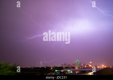 Der Himmel ist lila über Dallas während ein Sommergewitter erhellte Stockfoto