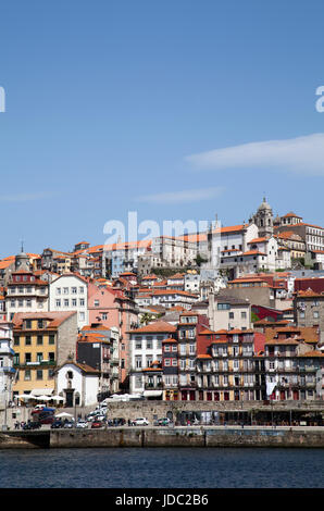 Blick über den Fluss von Gebäuden in Porto, Portugal Stockfoto