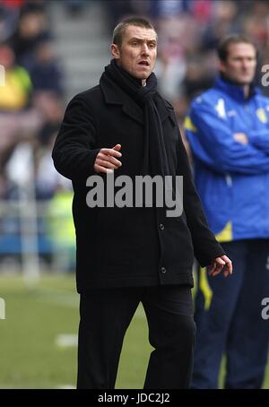 LEE CLARK HUDDERSFIELD TOWN MANAGER GALPHARM STADIUM HUDDERSFIELD ENGLAND 14. Februar 2009 Stockfoto