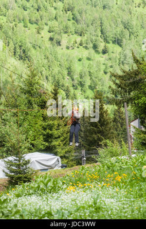 Rumänische Frau tragen legere Kleidung auf Zip-Line, Baldachin-Erfahrung im Retezat-Gebirge, Rumänien Stockfoto