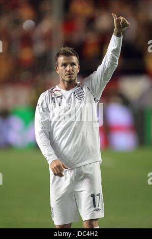 DAVID BECKHAM begrüßt FANS V ENGLAND ESTADIO RAMON SANCHEZ PIZJUAN Sevilla Spanien 11. Februar 2009 Stockfoto