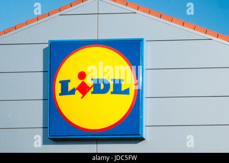 Lidl, Schilder, Beschilderung, an, ihre, speichern in Llanelli, Carmarthenshire,West,Wales,U.K.,UK, Deutsch, Budget, Wert, Supermarkt, Shop, Einzelhandel, Supermarkt, Steckdose, Stockfoto