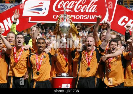 JODY CRADDOCK & TEAM heben die Wölfe V DONCASTER MOLINEUX STADIUM WOLVERHAMPTON ENGLAND 3. Mai 2009 Stockfoto