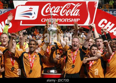 JODY CRADDOCK & TEAM heben die Wölfe V DONCASTER MOLINEUX STADIUM WOLVERHAMPTON ENGLAND 3. Mai 2009 Stockfoto