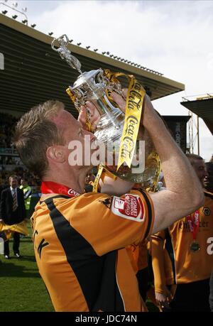 JODY CRADDOCK Küsse TROPHY Wölfe V DONCASTER MOLINEUX STADIUM WOLVERHAMPTON ENGLAND 3. Mai 2009 Stockfoto