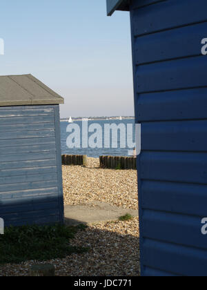 Strandhütten auf Calshot Strand, Southampton, Hampshire, England, UK Stockfoto