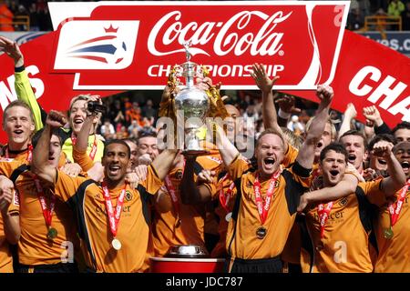 Wölfe feiern Sieg WOLVERHAMPTON WANDERERS FC MOLINEUX STADIUM WOLVERHAMPTON ENGLAND 3. Mai 2009 Stockfoto