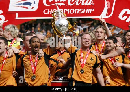 Wölfe feiern Sieg WOLVERHAMPTON WANDERERS FC MOLINEUX STADIUM WOLVERHAMPTON ENGLAND 3. Mai 2009 Stockfoto