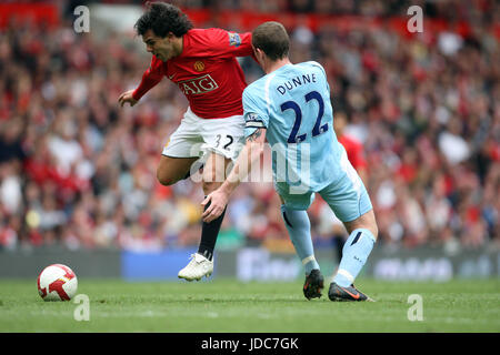 CARLOS TEVEZ springt vorbei DUNNE MANCHESTER UNITED V MANCHESTER OLD TRAFFORD MANCHESTER ENGLAND 10. Mai 2009 Stockfoto