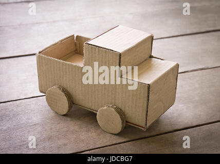 Miniatur-Lkw hergestellt aus Wellpappe Stockfoto
