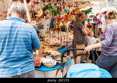 KORNELIMUENSTER, Deutschland, 18. Juni 2017 - Menschen durchsuchen die historische Messe der Kornelimuenster an einem sonnigen warmen Tag. Die Messe findet jährlich statt. Stockfoto