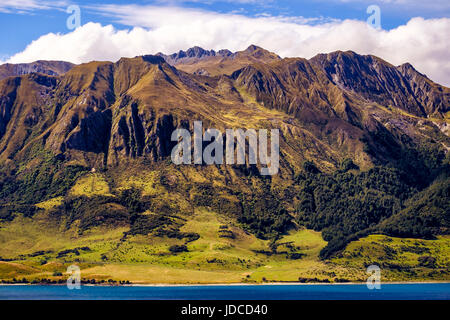 Raue Berglandschaft in der Nähe von Lake Hawea, Süden der Nordinsel Neuseelands Stockfoto