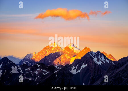 Dramatischen bunten Berg Sonnenuntergang in Mt. Cook Bereich, Südinsel, Neuseeland Stockfoto