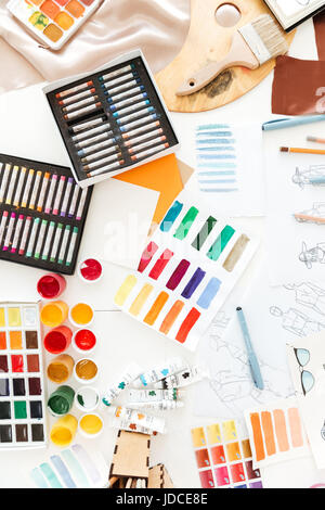 Ansicht von oben Foto von viel Modeillustrationen und Buntstiften auf dem Tisch Stockfoto