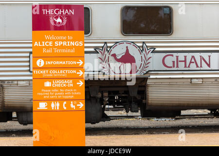 Der berühmte Ghan Zug am Bahnhof von Alice Springs. Zentral-Australien Stockfoto