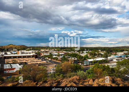 Breites Bild von Alice Springs aus nahe gelegenen Hügel. Northern Territory. Zentralaustralien. Stockfoto