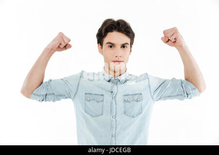 Porträt von einem hübschen jungen Mann Bizeps Muskeln isoliert auf weißem Hintergrund Stockfoto