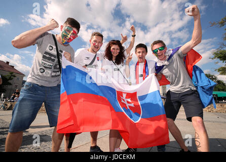 Slowakei-Fans vor dem Spiel gegen England in der UEFA-U21-Europameisterschaft, Gruppe ein Match in der Kolporter Arena Kielce. Stockfoto