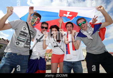 Slowakei-Fans vor dem Spiel gegen England in der UEFA-U21-Europameisterschaft, Gruppe ein Match in der Kolporter Arena Kielce. Stockfoto