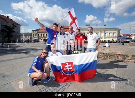 Slowakei-Fans vor dem Spiel gegen England in der UEFA-U21-Europameisterschaft, Gruppe ein Match in der Kolporter Arena Kielce. Stockfoto