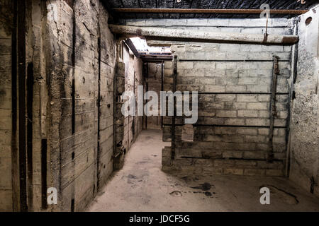 Innenraum eines deutschen Bunkers auf der Pointe Du Hoc, Normandie, Frankreich Stockfoto