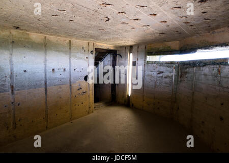 Innenraum eines deutschen Bunkers auf der Pointe Du Hoc, Normandie, Frankreich Stockfoto