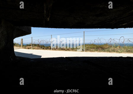 Blick aus dem Inneren eines deutschen Bunkers auf der Pointe Du Hoc, Normandie, Frankreich Stockfoto