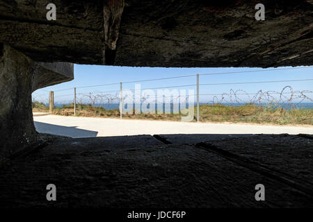 Blick aus dem Inneren eines deutschen Bunkers auf der Pointe Du Hoc, Normandie, Frankreich Stockfoto