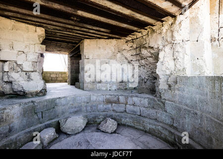 Innerhalb vernarbt eine Schlacht deutsche Bunker auf der Pointe Du Hoc, Normandie, Frankreich Stockfoto