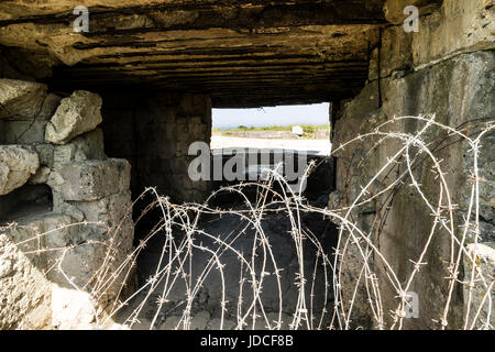 Blick aus dem Inneren eines deutschen Bunkers auf der Pointe Du Hoc, Normandie, Frankreich Stockfoto