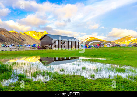 Erstaunliche Landschaft in Island mit Bergen und geothermischen heißen Quellen. Landmannalaugar Campingplatz. Fjallabak Naturschutzgebiet. Stockfoto