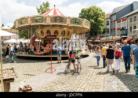 KORNELIMUENSTER, Deutschland, 18. Juni 2017 - Menschen durchsuchen die historische Messe der Kornelimuenster an einem sonnigen warmen Tag. Die Messe findet jährlich statt. Stockfoto