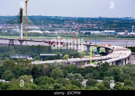 Runcorn Widnes neues Gateway Brücke über den Fluss Mersey Fortschritt von Runcorn gesehen. Stockfoto