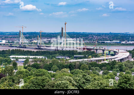 Runcorn Widnes neues Gateway Brücke über den Fluss Mersey Fortschritt von Runcorn gesehen. Stockfoto