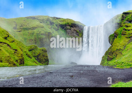 Am berühmten Skogafoss Wasserfall auf Skoga Fluss. Island, Europa Stockfoto