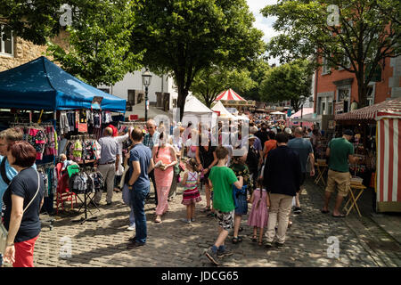 KORNELIMUENSTER, Deutschland, 18. Juni 2017 - Menschen durchsuchen die historische Messe der Kornelimuenster an einem sonnigen warmen Tag. Die Messe findet jährlich statt. Stockfoto