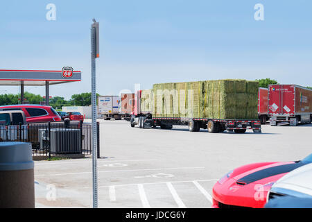 Ein Sattelschlepper mit einer Belastung von Heu zieht in Belle Plains, eine Raststätte auf i-35 in Kansas, USA. Stockfoto